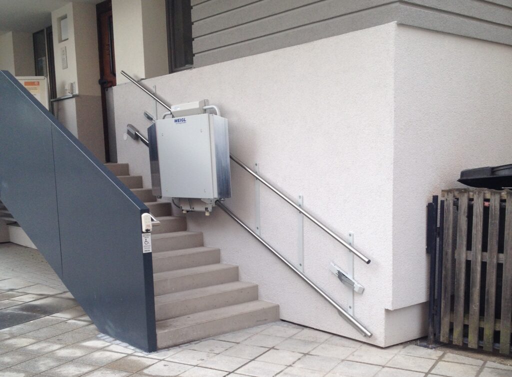 Aussenanlage-mit-Edelstahlschiene