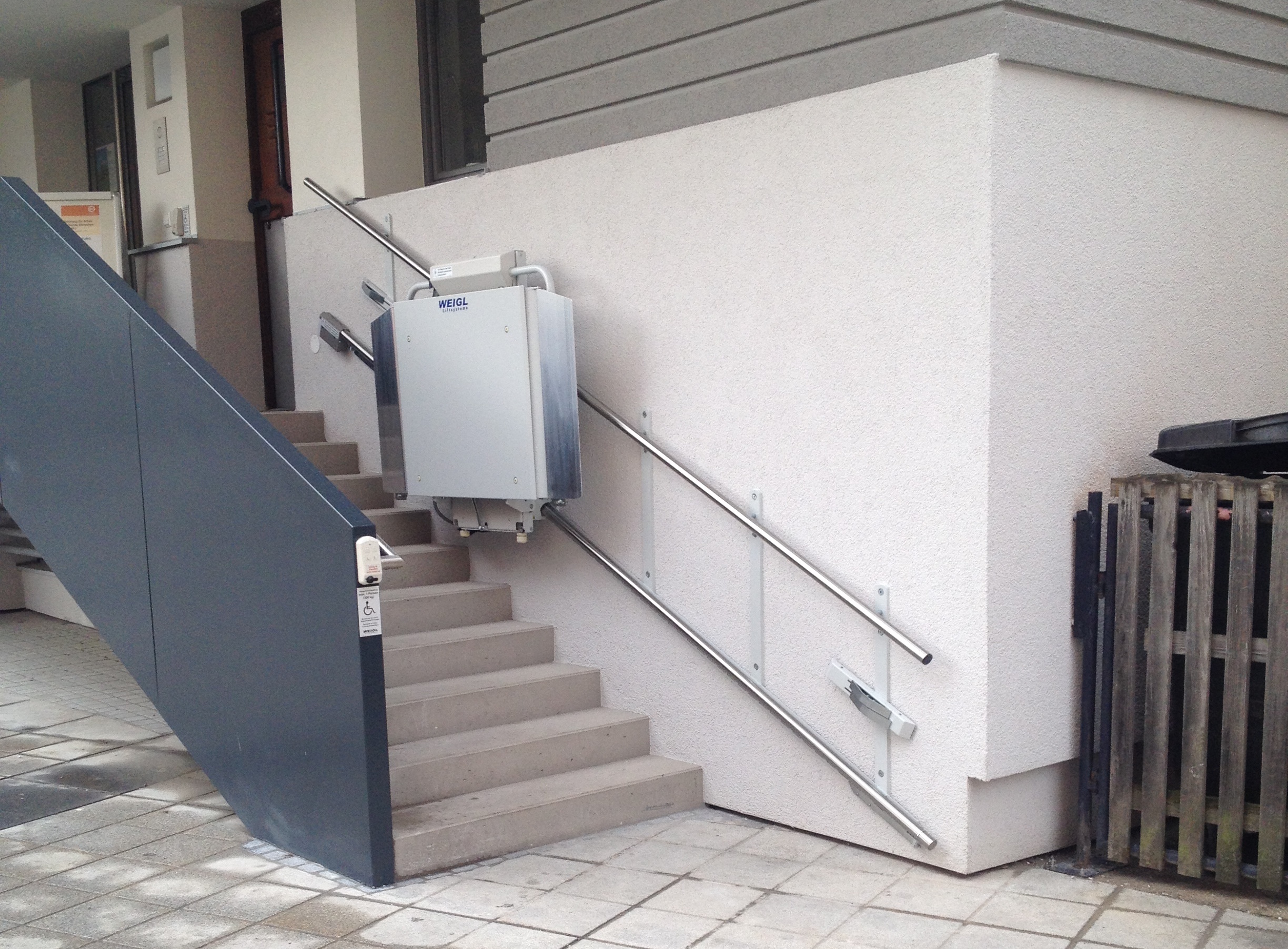 Aussenanlage-mit-Edelstahlschiene