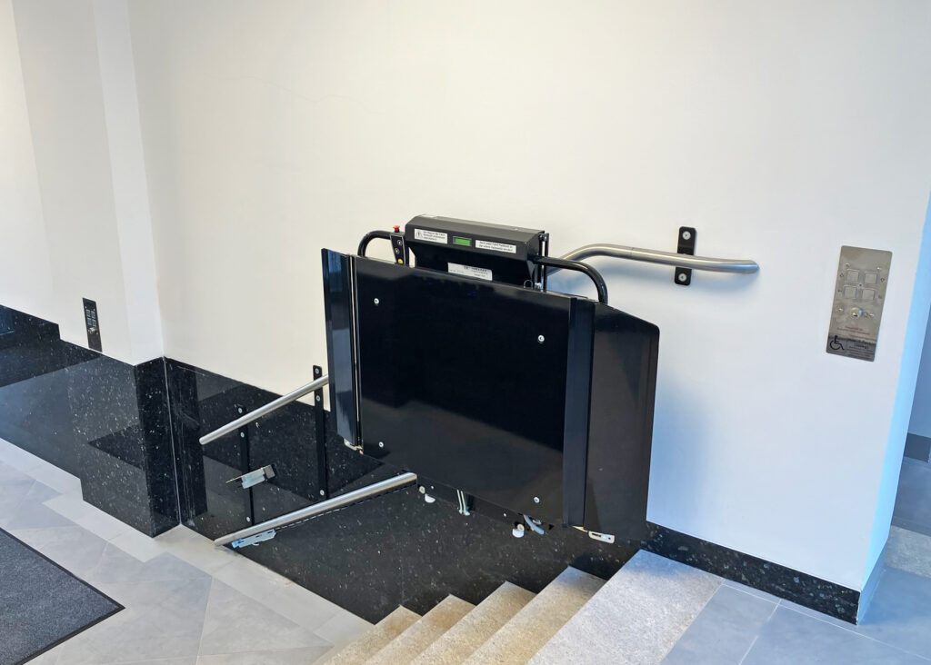 Delta-mit-spezieller-RAL-Farbe-an-der-Wand-befestigt