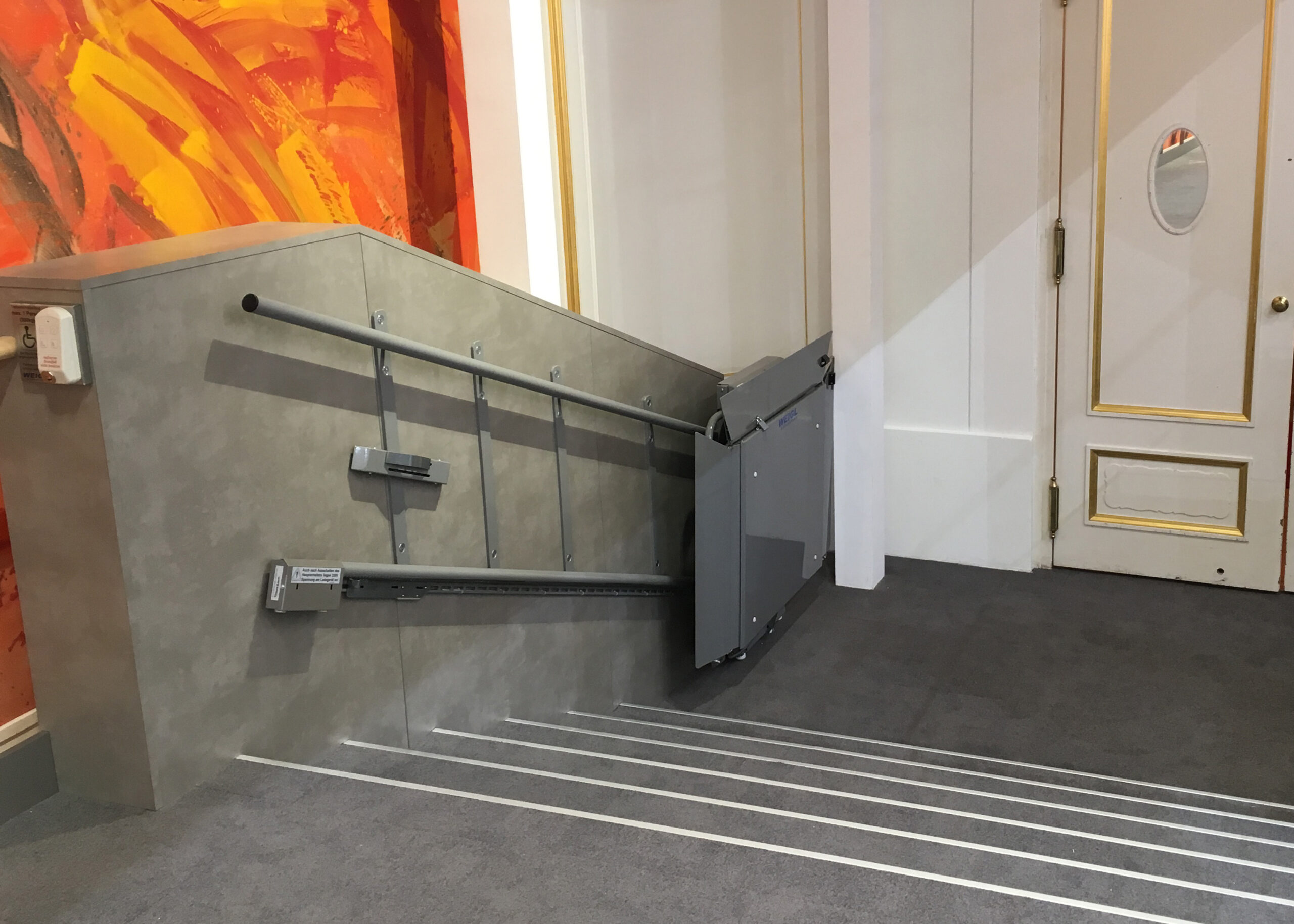 Delta-mit-spezieller-RAL-Farbe-im-oesterreichischen-Parlament