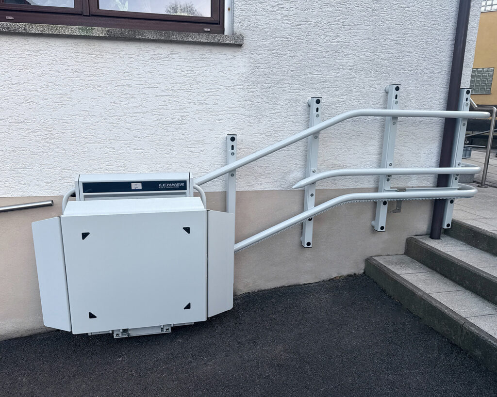 Stratos-NG-Stuetzen-an-der-Wand